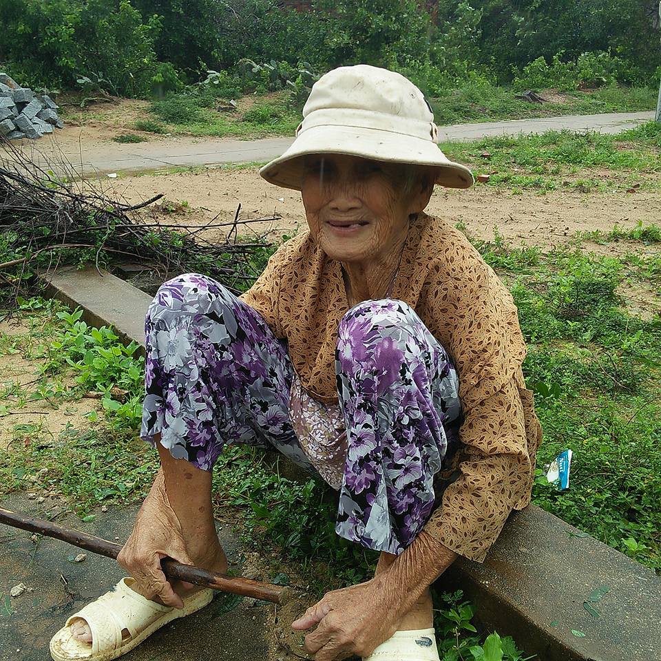 Bức ảnh khiến nhiều người xót xa: Cụ bà neo đơn ngồi thất thần trước căn nhà bị đổ sập ở Phú Yên sau cơn bão số 12 - Ảnh 3