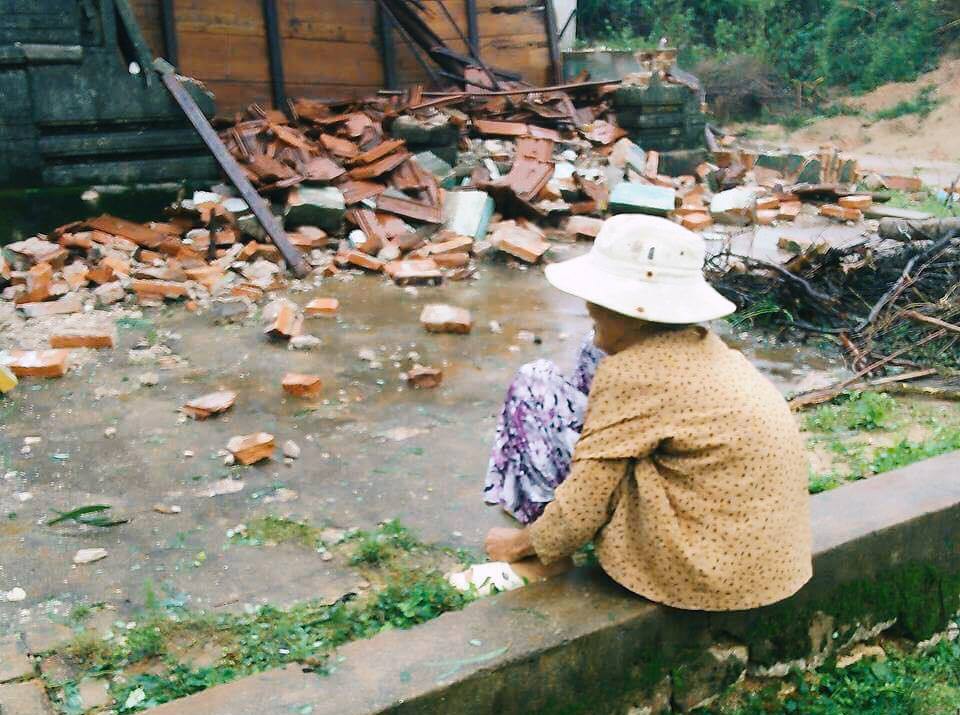 Bức ảnh khiến nhiều người xót xa: Cụ bà neo đơn ngồi thất thần trước căn nhà bị đổ sập ở Phú Yên sau cơn bão số 12 - Ảnh 4