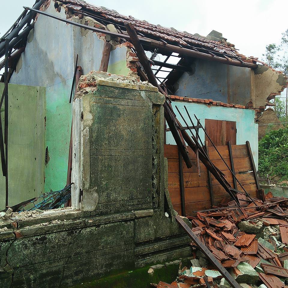 Bức ảnh khiến nhiều người xót xa: Cụ bà neo đơn ngồi thất thần trước căn nhà bị đổ sập ở Phú Yên sau cơn bão số 12 - Ảnh 5