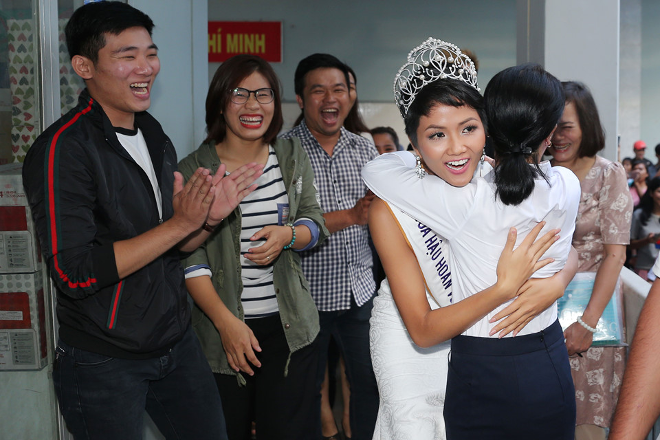 Tròn một tháng sau đăng quang, Hoa hậu H'Hen Niê làm được những gì? - Ảnh 3