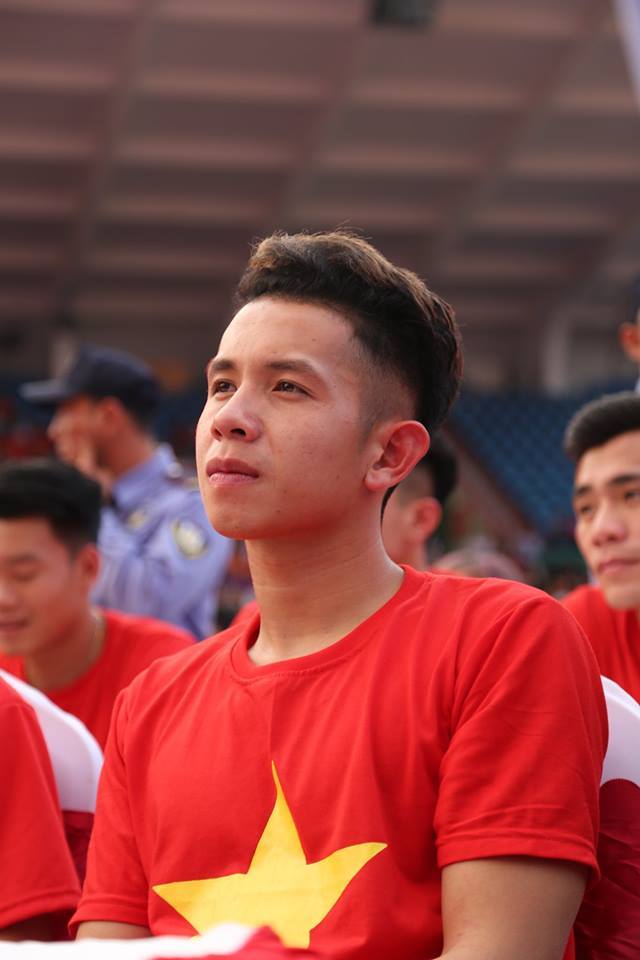 Cận cảnh nhan sắc như 'nam thần' của các cầu thủ U23 Việt Nam trong buổi giao lưu với fan hâm mộ - Ảnh 11