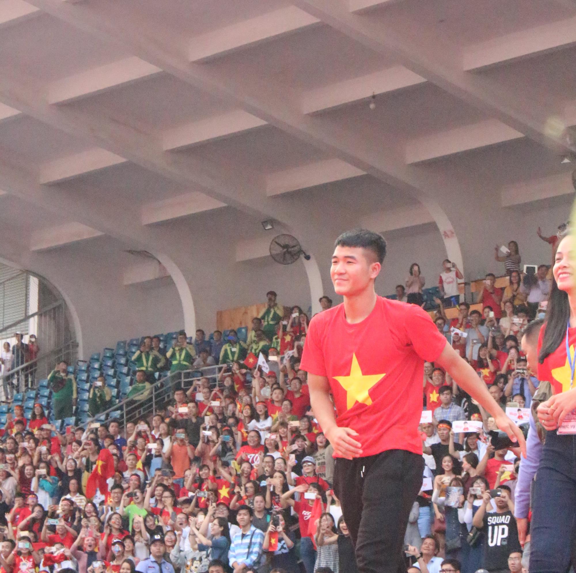Cận cảnh nhan sắc như 'nam thần' của các cầu thủ U23 Việt Nam trong buổi giao lưu với fan hâm mộ - Ảnh 13