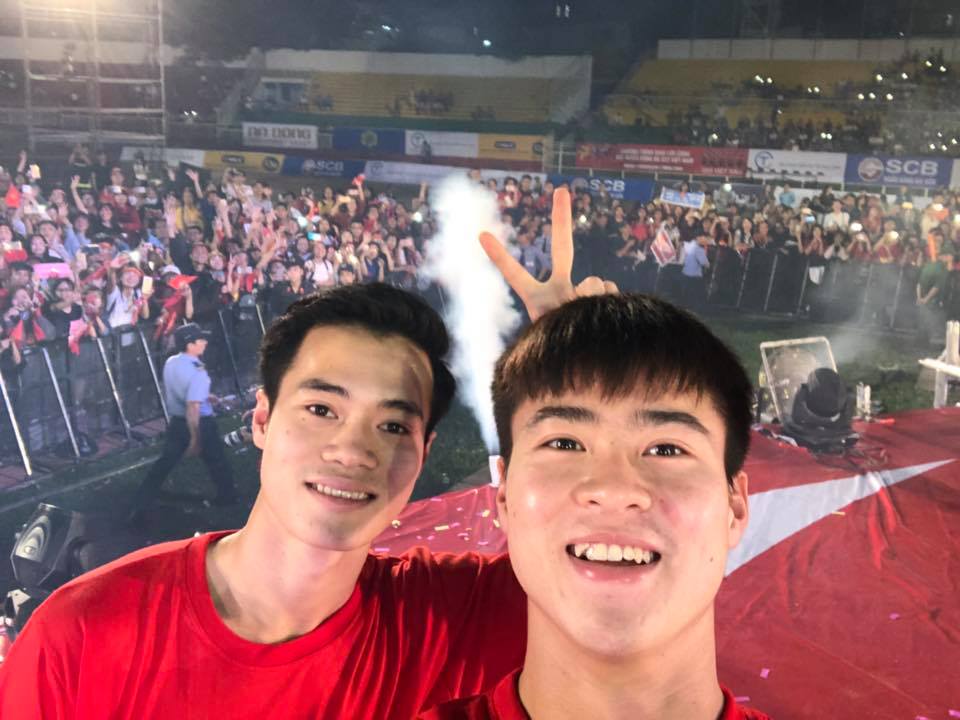 Cận cảnh nhan sắc như 'nam thần' của các cầu thủ U23 Việt Nam trong buổi giao lưu với fan hâm mộ - Ảnh 1