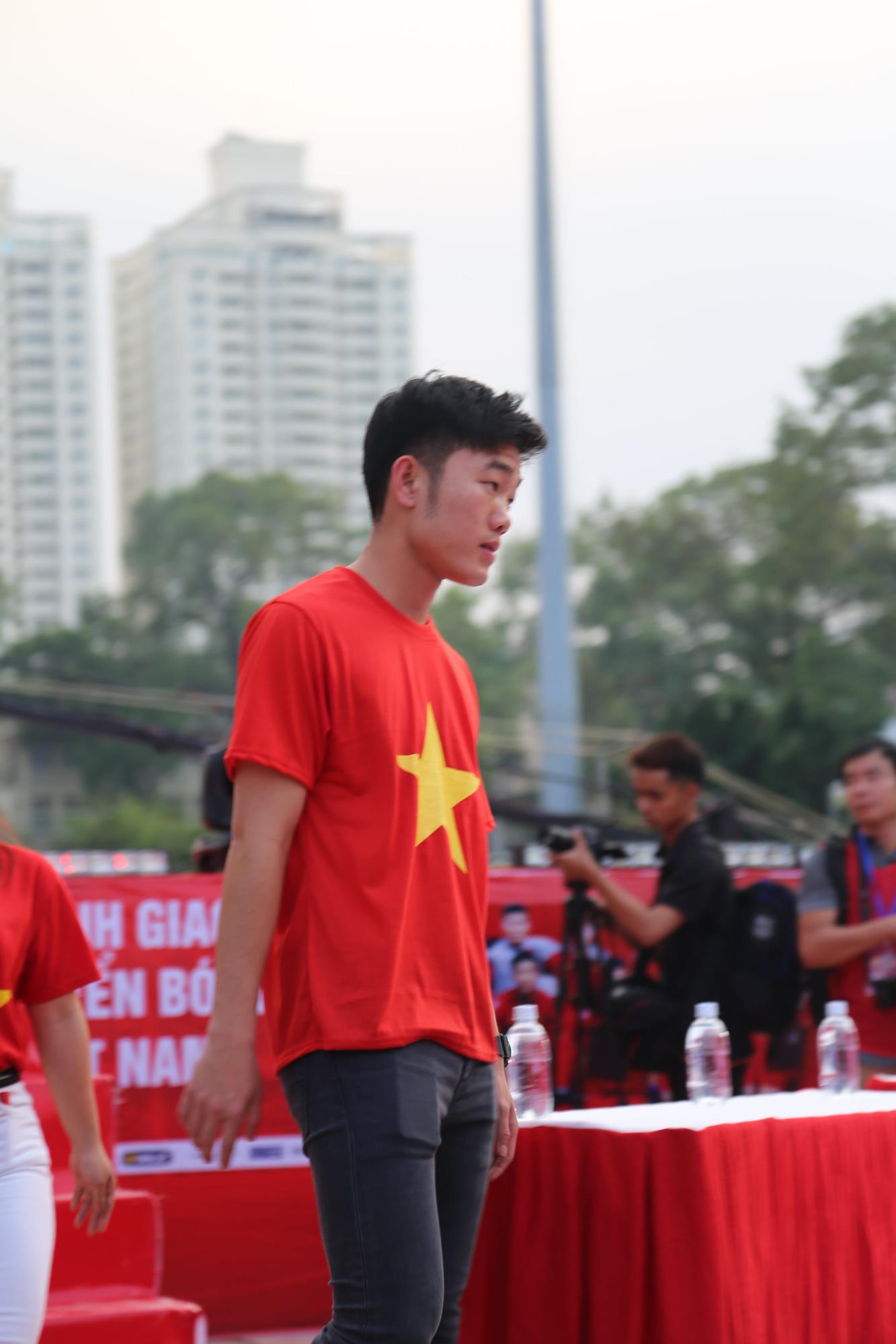 Cận cảnh nhan sắc như 'nam thần' của các cầu thủ U23 Việt Nam trong buổi giao lưu với fan hâm mộ - Ảnh 8