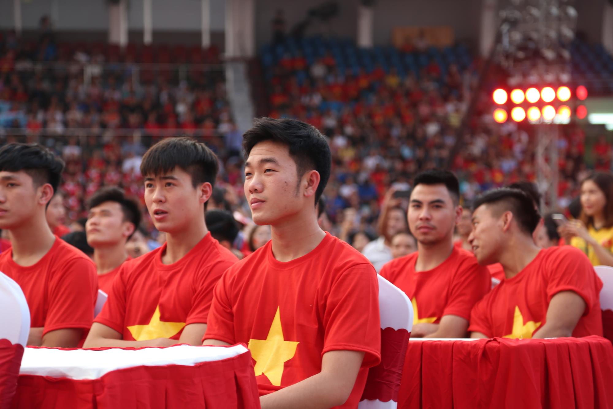 Cận cảnh nhan sắc như 'nam thần' của các cầu thủ U23 Việt Nam trong buổi giao lưu với fan hâm mộ - Ảnh 9