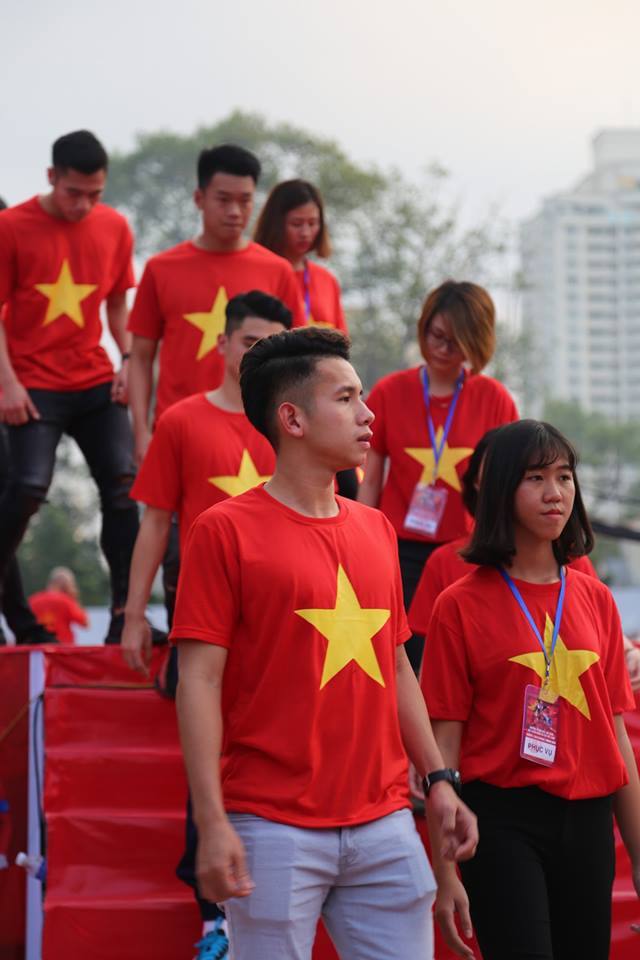 Cận cảnh nhan sắc như 'nam thần' của các cầu thủ U23 Việt Nam trong buổi giao lưu với fan hâm mộ - Ảnh 10