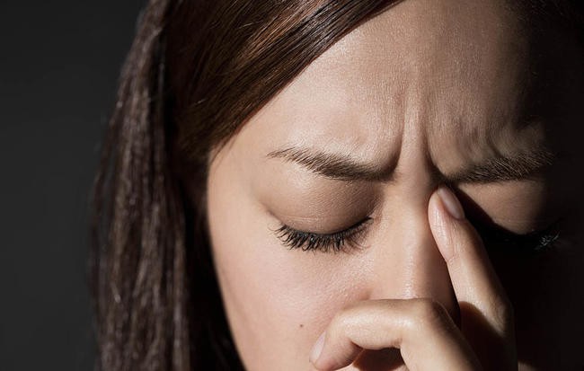 6 dấu hiệu cảnh báo cơn đau nhức đầu bạn đang gặp là không bình thường và cần đi khám ngay - Ảnh 1