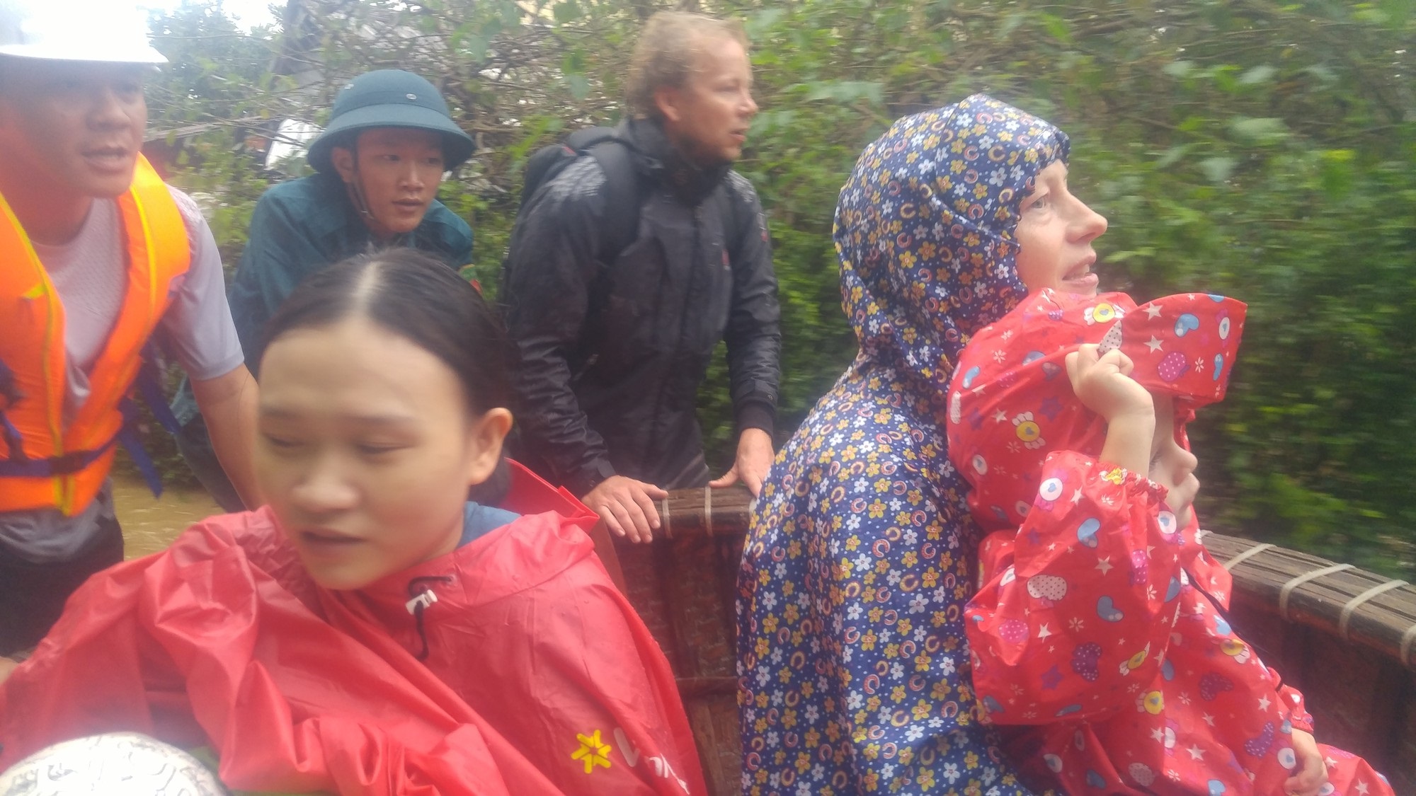 Dùng thuyền thúng cứu 2 mẹ con người nước ngoài ra khỏi căn nhà ngập lụt ở Hội An - Ảnh 2