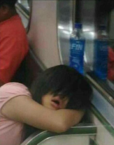 Bước lên tàu điện ngầm, thanh niên thót tim khi thấy cô gái nhìn mình bằng con mắt cười ghê rợn, tiến lại gần mới nhận ra sự thật 'xấu hổ' - Ảnh 3