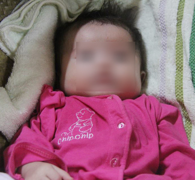 Bé gái 3 tháng tuổi bị bỏ rơi trước cửa nhà người đàn bà muộn con - Ảnh 3