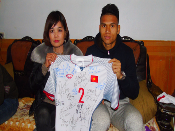 Cầu thủ Phạm Xuân Mạnh tặng áo có chữ ký của đội tuyển U23 Việt Nam cho một câu lạc bộ thiện nguyện để làm từ thiện - Ảnh 1