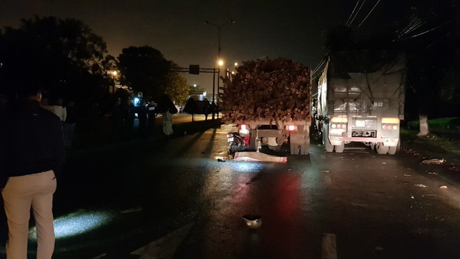 Đà Nẵng: Xe máy đâm vào xe tải đỗ bên đường, 1 người chết, 1 người nguy kịch - Ảnh 1