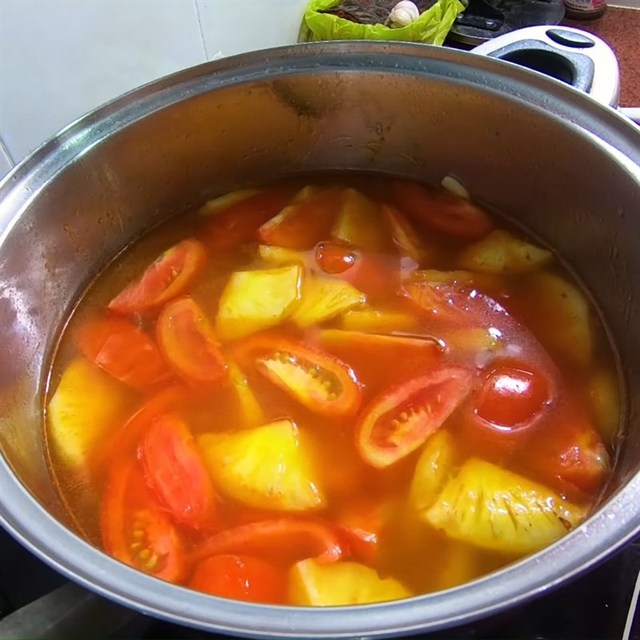 Thêm bước này khi nấu chỉ mất 2 phút nhưng giúp món canh chua đầu cá hồi sạch mùi tanh, ngon hơn gấp bội - Ảnh 4