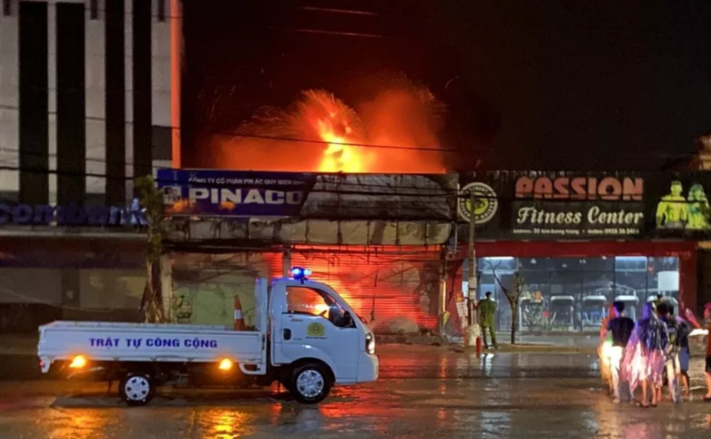 Thừa Thiên Huế: Cửa hàng cháy trong đêm, thiệt hại ước tính cả tỷ đồng - Ảnh 1