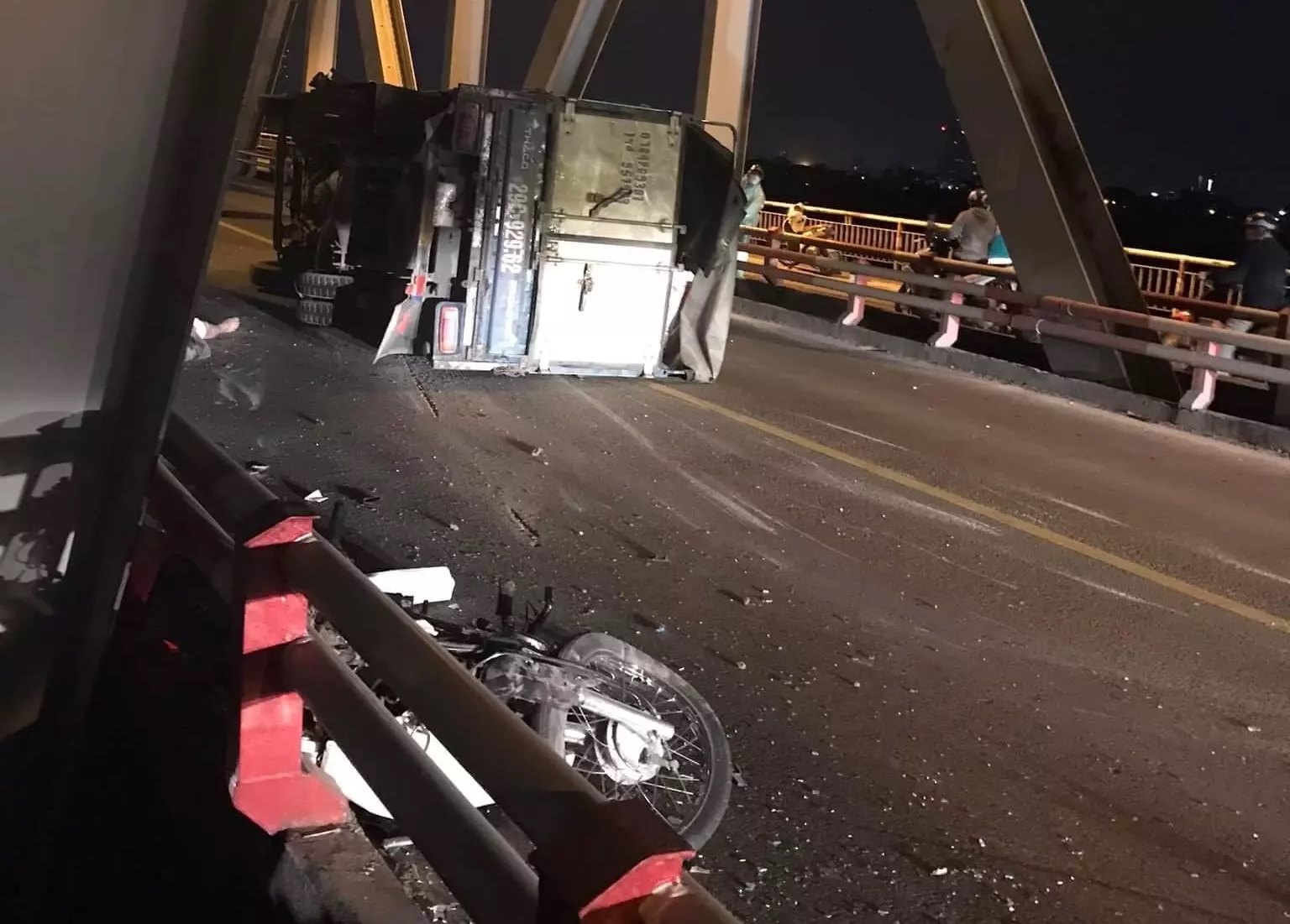 Hà Nội: xe máy đấu đầu trên xe tải trên cầu Chương Dương khiến một người tử vong thương tâm - Ảnh 1