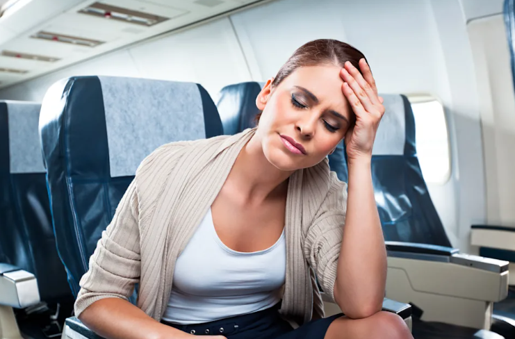 Chuyên gia tiết lộ cách giúp bạn ngủ ngon hơn khi đi máy bay - Ảnh 1