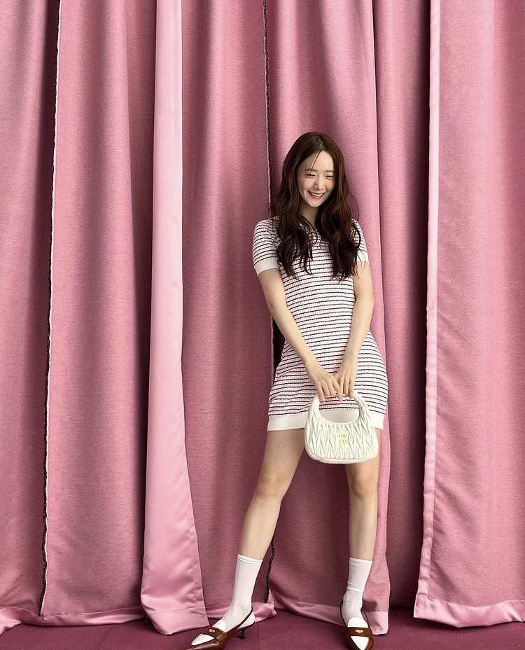 'Nữ thần ánh dương' - Yoona (SNSD) tủm tỉm cười thẹn thùng trong bộ ảnh quảng cáo thương hiệu thời trang cao cấp - Ảnh 1