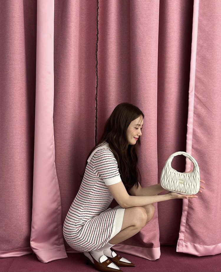 'Nữ thần ánh dương' - Yoona (SNSD) tủm tỉm cười thẹn thùng trong bộ ảnh quảng cáo thương hiệu thời trang cao cấp - Ảnh 2