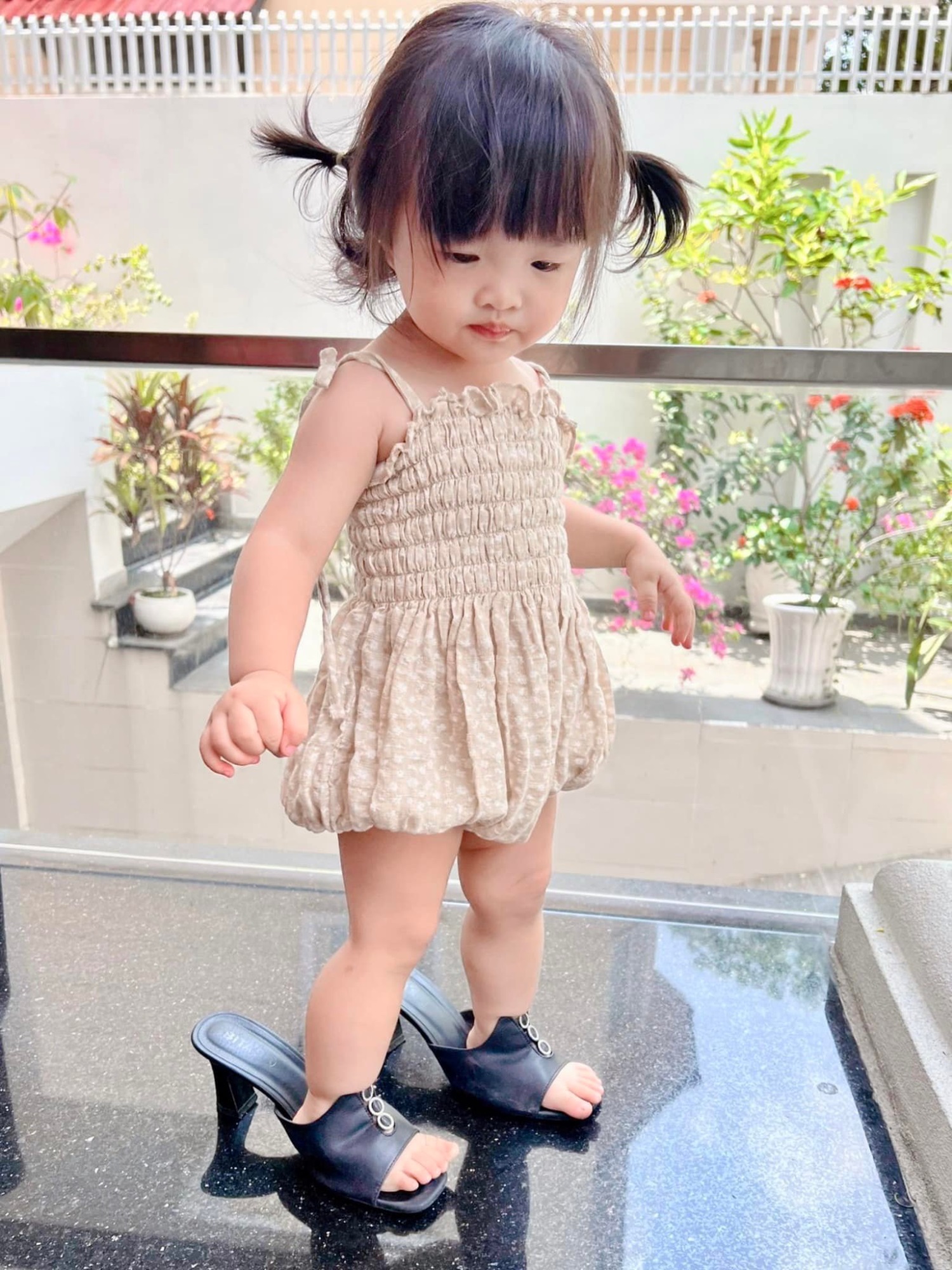 Bé Winnie tập tành đi giày cao gót, netizen trêu chọc phong cách đi catwalk còn chuẩn hơn cả Đông Nhi - Ảnh 3