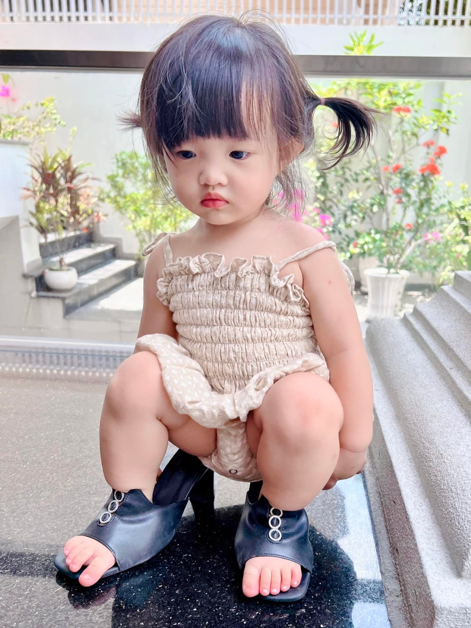 Bé Winnie tập tành đi giày cao gót, netizen trêu chọc phong cách đi catwalk còn chuẩn hơn cả Đông Nhi - Ảnh 4