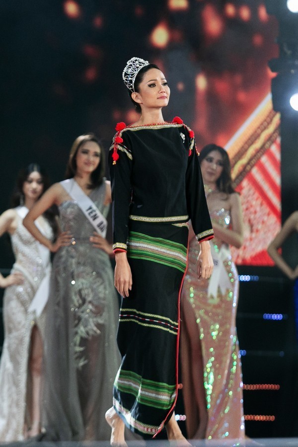 Hoa hậu H'Hen Niê lên tiếng phân trần về việc xin đi lại final walk không mặc đồ dân tộc - Ảnh 4