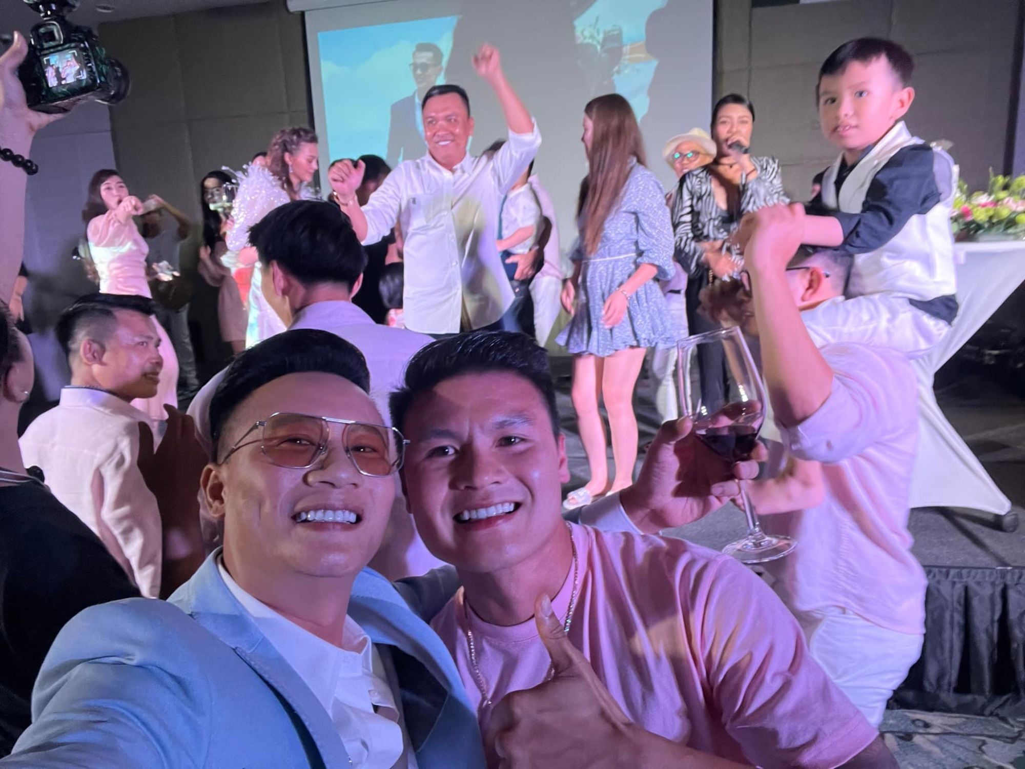 Nghệ sĩ dự tiệc cưới Bùi Tiến Dũng vỡ òa khi U23 Việt Nam đánh bại Thái Lan và bảo vệ 'ngôi vương' bóng đá nam SEA Games 31 - Ảnh 2
