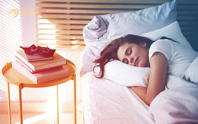 Một giấc ngủ ngon có thể giúp bạn hạn chế được thói quen ăn vặt hằng ngày - Ảnh 1