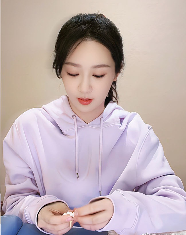 Dương Tử hóa 'cô em gái nhà bên' trong buổi livestream cùng fan - Ảnh 3