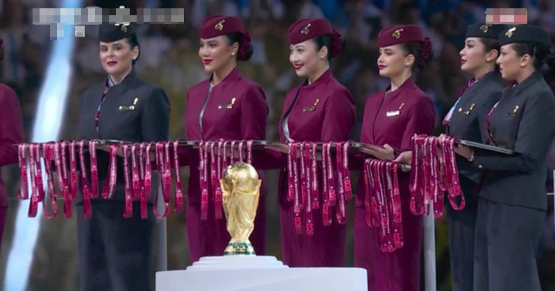 Lễ trao giải World Cup 2022: Khoảnh khắc cô gái Việt xinh đẹp mang huy chương cho Messi và đồng đội đốn tim người hâm mộ, khiến nhiều người tự hào và hạnh phúc - Ảnh 1