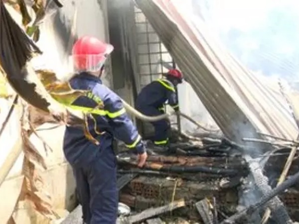 Quảng Bình: Căn nhà bốc cháy ngùn ngụt, cụ già và bé trai 3 tháng khẩn thiết kêu cứu - Ảnh 1