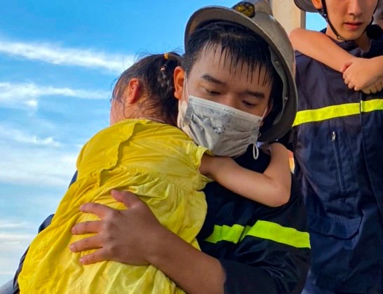 Hà Nội: Chiến sĩ PCCC nỗ lực dập lửa giải cứu thành công 4 người bị mắc kẹt trong chung cư  - Ảnh 1