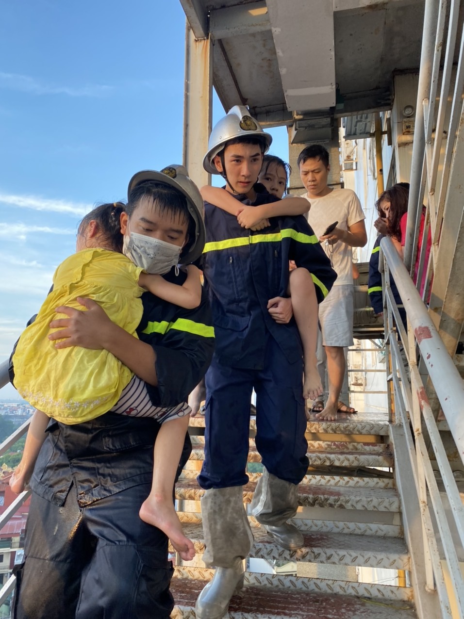 Hà Nội: Chiến sĩ PCCC nỗ lực dập lửa giải cứu thành công 4 người bị mắc kẹt trong chung cư  - Ảnh 4