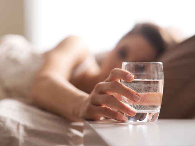 Uống nước trước khi ngủ có phải thói quen của bạn không? Liệu điều đơn giản này có thực sự mang lại hiệu quả giảm cân như lời đồn? - Ảnh 1