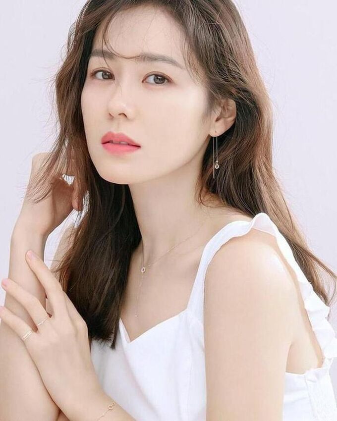 Học 'chị đẹp' Son Ye Jin tuyệt chiêu make up hack tuổi cực khéo cho nàng U40 - Ảnh 1