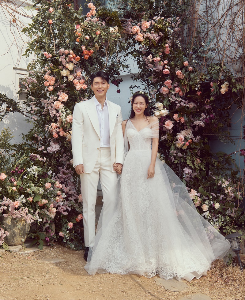 Valentino tung ảnh váy cưới của Son Ye Jin : Mỹ nữ cầm bó hoa và mỉm cười rạng rỡ - Ảnh 4