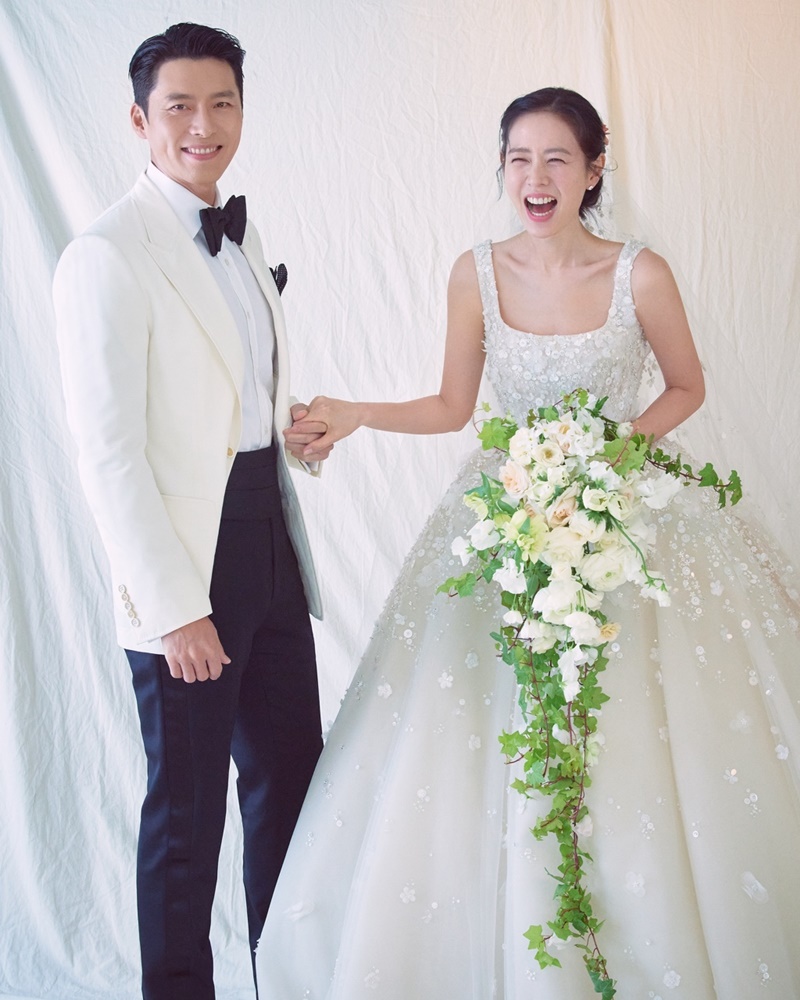 Valentino tung ảnh váy cưới của Son Ye Jin : Mỹ nữ cầm bó hoa và mỉm cười rạng rỡ - Ảnh 3