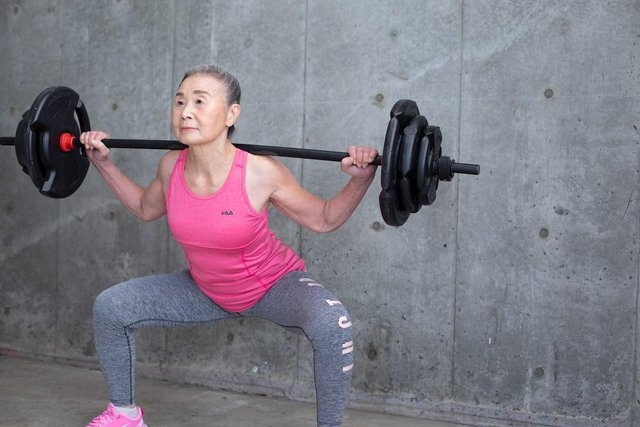 90.000 người Nhật thọ trên 100 tuổi, bí quyết hóa ra rất đơn giản: Cụ bà 92 tuổi vẫn chạy bộ nâng tạ mỗi ngày, người dân nào cũng áp dụng - Ảnh 2