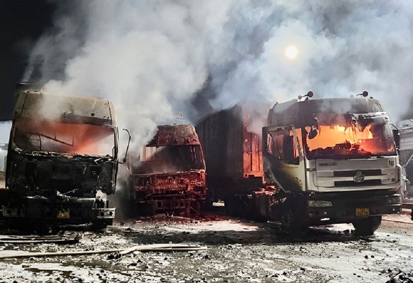 Đồng Nai: Va chạm giao thông khiến 3 xe tải cháy lớn, một người tử vong trong cabin - Ảnh 2