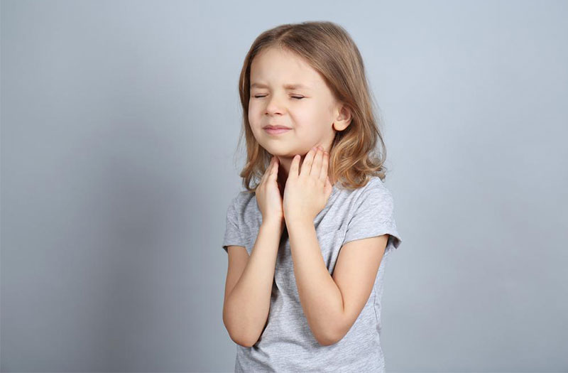 Viêm họng là căn bệnh thường thấy ở trẻ nhỏ và những cách giúp ba mẹ giảm nỗi lo âu về những cơn ho của con trẻ - Ảnh 1