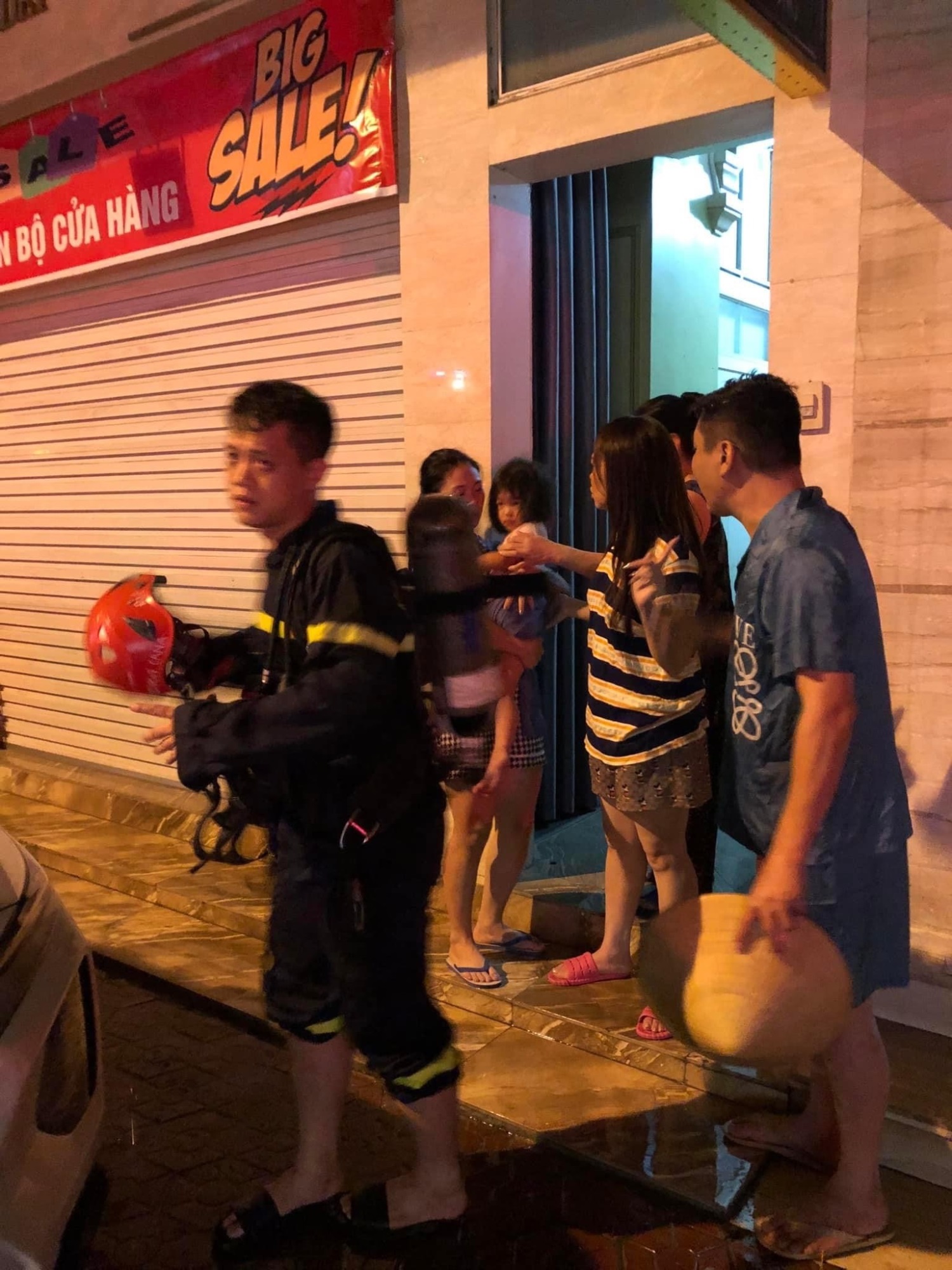 Cháy nhà phừng phực lúc nửa đêm, cảnh sát kịp thời giải cứu 4 người bị mắc kẹt ra ngoài an toàn - Ảnh 2