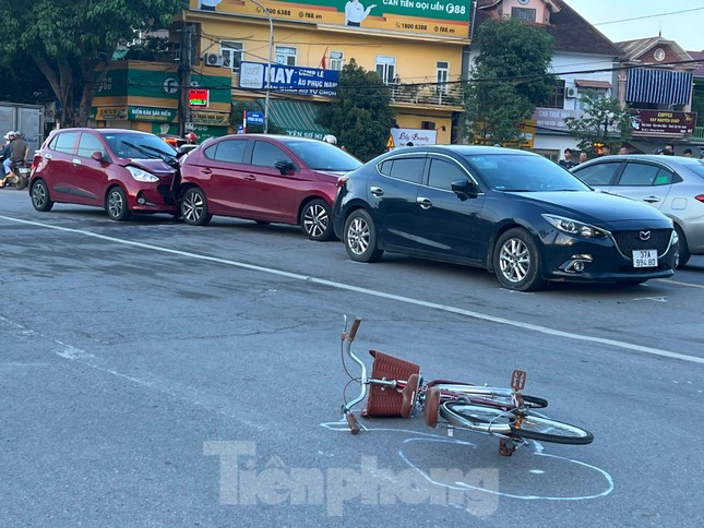 Tai nạn giao thông liên hoàn ở Nghệ An, 2 người phụ nữ đi xe đạp tử vong thương tâm  - Ảnh 1