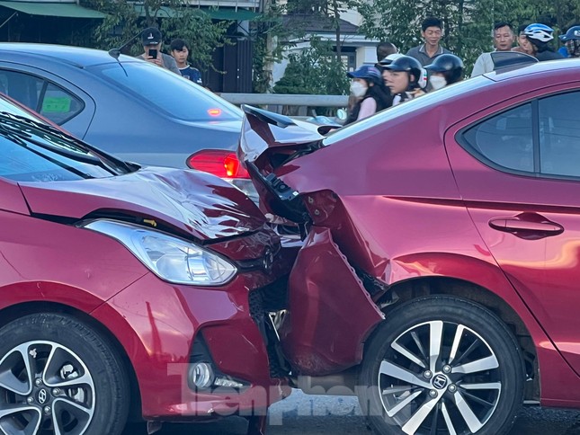 Tai nạn giao thông liên hoàn ở Nghệ An, 2 người phụ nữ đi xe đạp tử vong thương tâm  - Ảnh 2