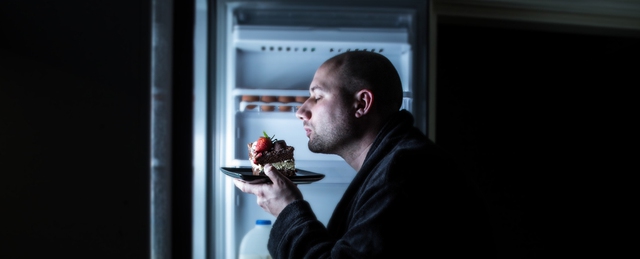 Tại sao những người có thói quen ăn tối muộn dễ tăng nguy cơ béo phì? - Ảnh 1