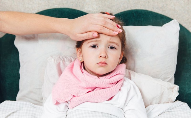 Khi trẻ bị sốt cao bất thường: Nguyên nhân, triệu chứng và cách điều trị - Ảnh 2
