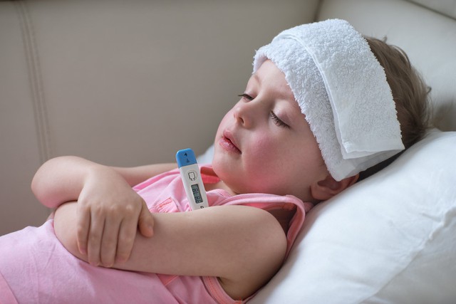 Khi trẻ bị sốt cao bất thường: Nguyên nhân, triệu chứng và cách điều trị - Ảnh 1