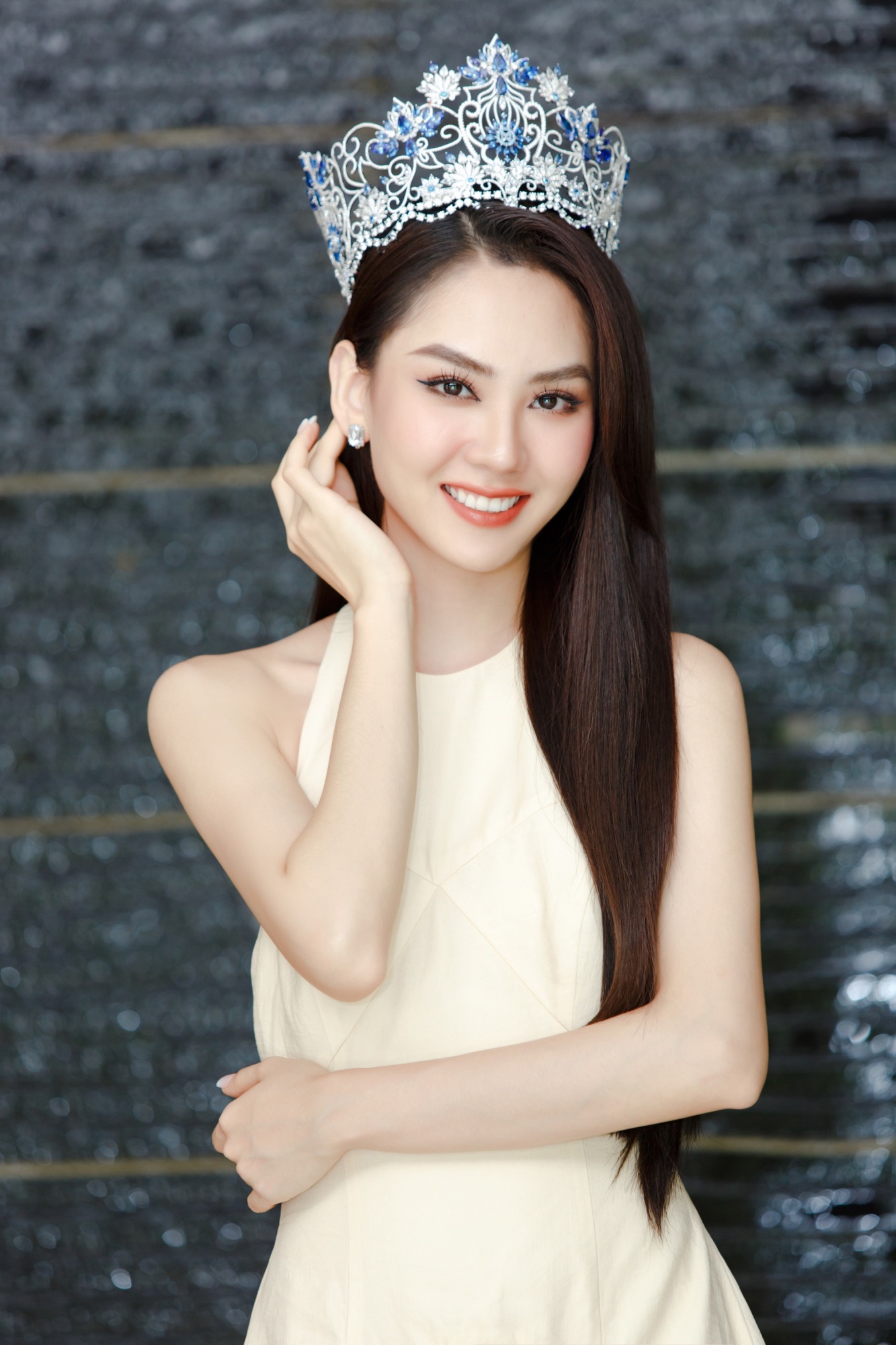 Hoa hậu Mai Phương đáp trả khi bị chê nhảy lố lăng phản cảm, 'hình ảnh vượt chuẩn mực hoa hậu' - Ảnh 2