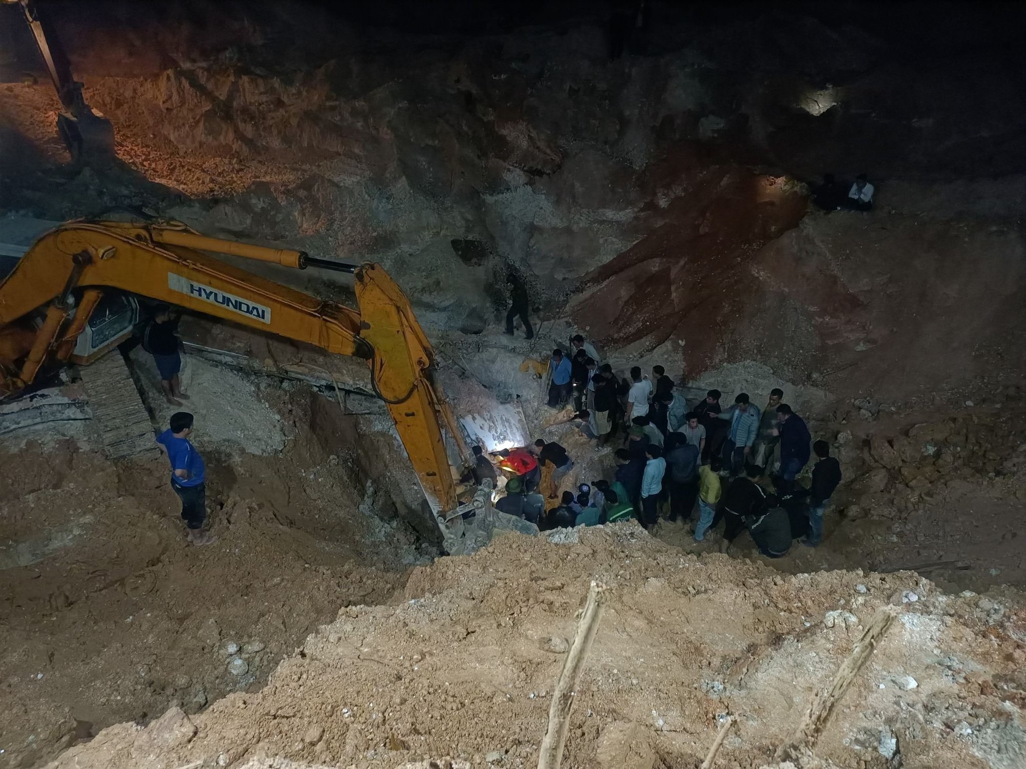 Sạt mỏ đất ở Phú Thọ, một thợ lái máy xúc bị vùi ở độ sâu hơn 10m, dẫn đến tử vong - Ảnh 1