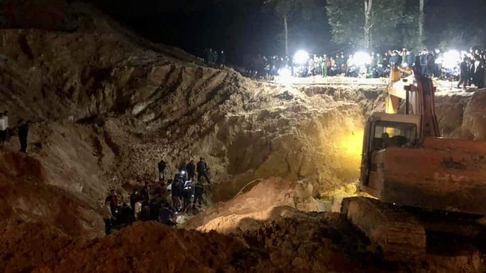 Sạt mỏ đất ở Phú Thọ, một thợ lái máy xúc bị vùi ở độ sâu hơn 10m, dẫn đến tử vong - Ảnh 2