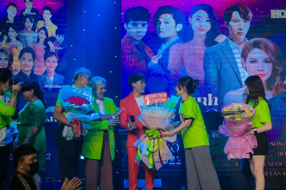 Hồ Văn Cường 'choáng' khi được fan hâm mộ tặng “bó hoa tiền” và nhẫn vàng ngay trên sân khấu ngày trở lại - Ảnh 3