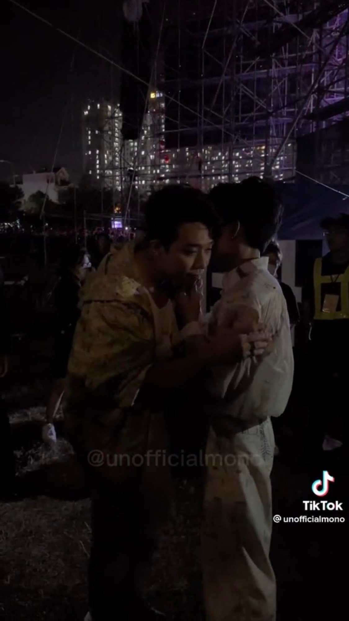 Vắng mặt trong ngày vui Hari Won, Trấn Thành ôm chặt MONO trong hậu trường một show diễn - Ảnh 1
